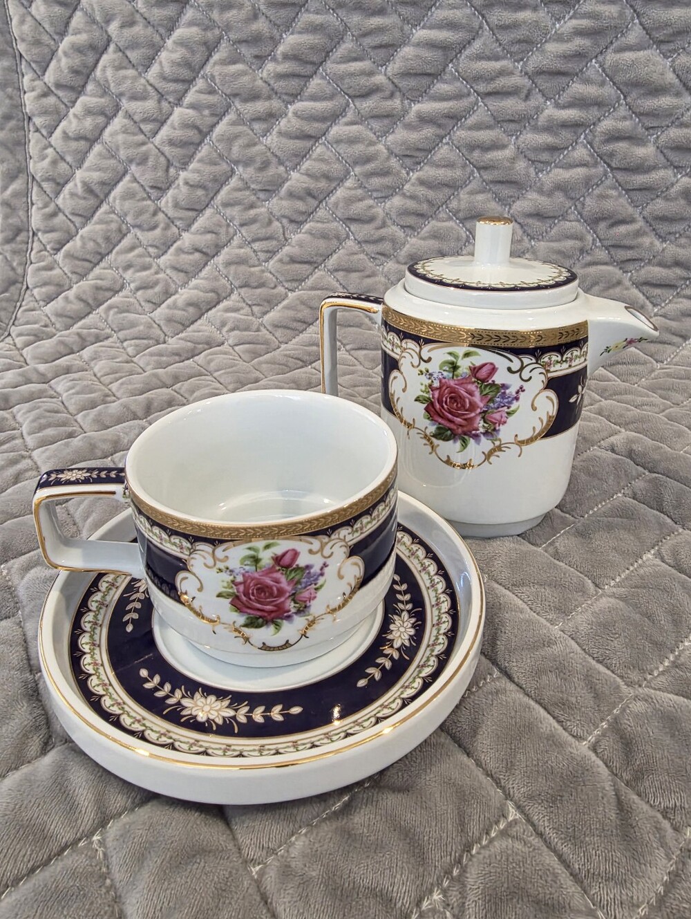 Vintage Sorelle Hand Crafted Dark Blue Gold Trim Pink Roses Tea Pot Cup & Saucer